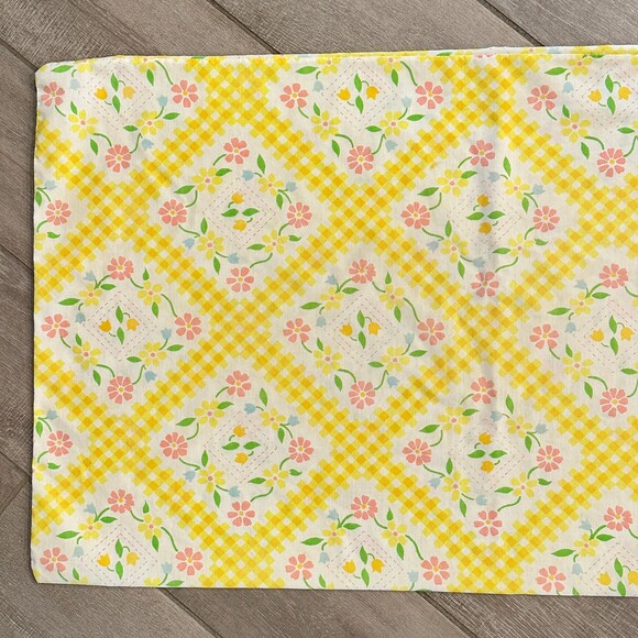 Vintage Yellow Checkered Floral Standard Pillowcase 1970s - Picture 2 of 6